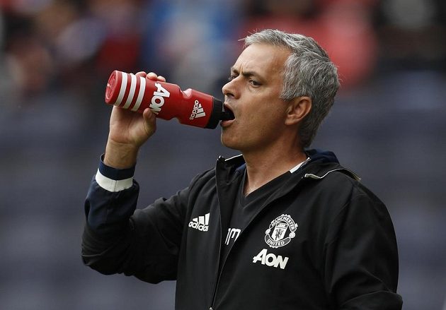 Trenér Manchesteru United José Mourinho se občerstvuje během přípravného zápasu s Wiganem.