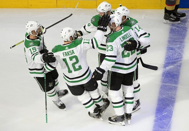 Rdost hokejistů týmu Dallas Stars. Gól v síti Vegas slaví Blake Comeau (15), Radek Faksa (12), Esa Lindell (23), Jamie Benn (14) a John Klingberg (3).
