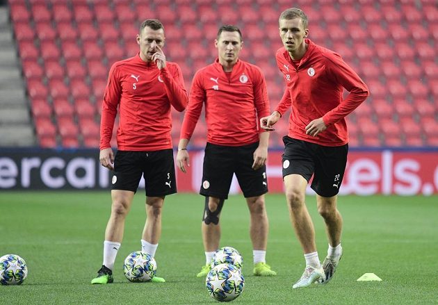 Fotbalisté pražské Slavie (zleva) Vladimír Coufal, Jan Bořil a Tomáš Souček na tréninku před zápasem Ligy mistrů s Barcelonou.