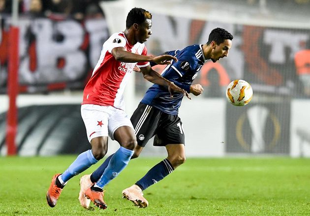 Zleva Ibrahim Benjamin Traoré ze Slavie a Carlos Zeca z Kodaně během 4. kola Evropské ligy.