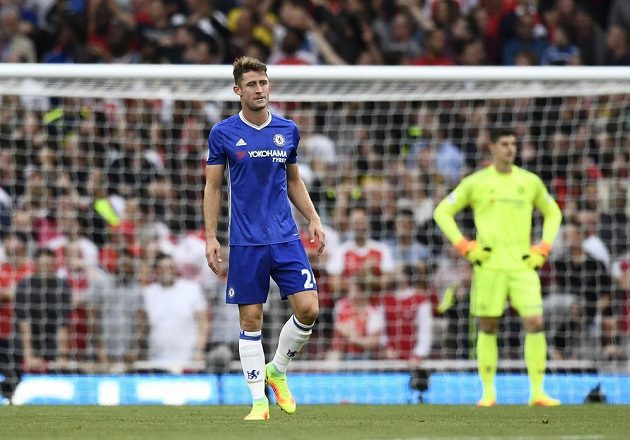 Reakce Garyho Cahilla z Chelsea po obdržené brance proti Arsenalu. Vzadu je brankář Blues Thibaut Courtois.
