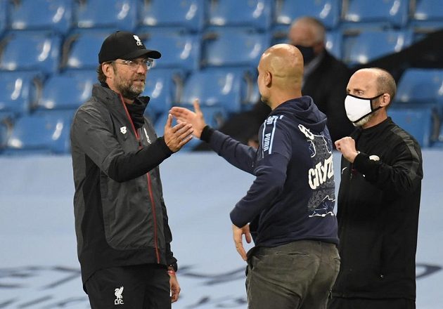 Slavní manažeři Jürgen Klopp a Pep Guardiola se zdraví před utkáním fotbalové Premier League mezi Liverpoolem a Manchesterem City.