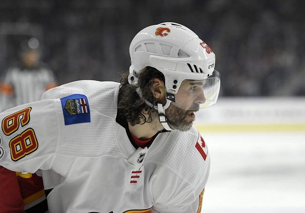 Premiéra Jaromíra Jágra v dresu Calgary Flames dopadla úspěšně. Český útočník se sice neprosadil, ale slavil výhru 4:3 v prodloužení na ledě Los Angeles.