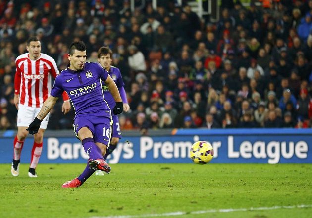 Argentinský útočník Sergio Agüero střílí z penalty třetí gól Manchesteru City na půdě Stoke.