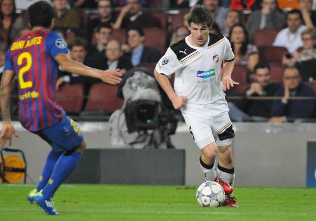 Záložník plzeňské Viktorie Václav Pilař se pokouší obehrát obránce Barcelony Daniho Alvese v zápase Ligy mistrů z října 2011 na Camp Nou.