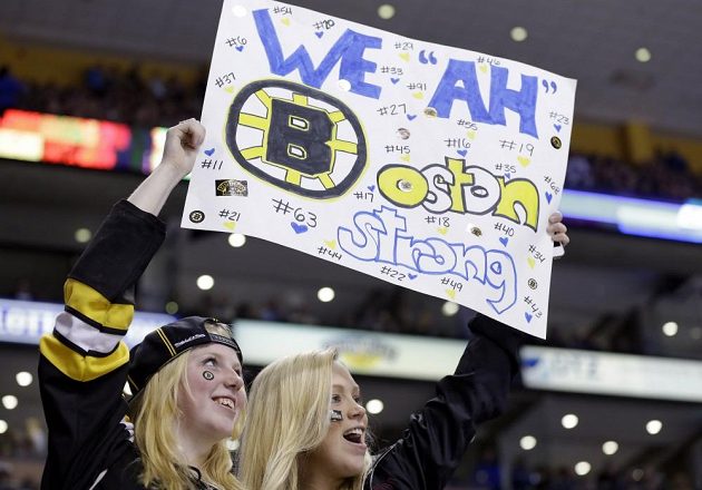 Diváci na plakátech vyjadřují jednotu a sílu Bostonu po pondělních bombových útocích v cíli tamního maratónu.