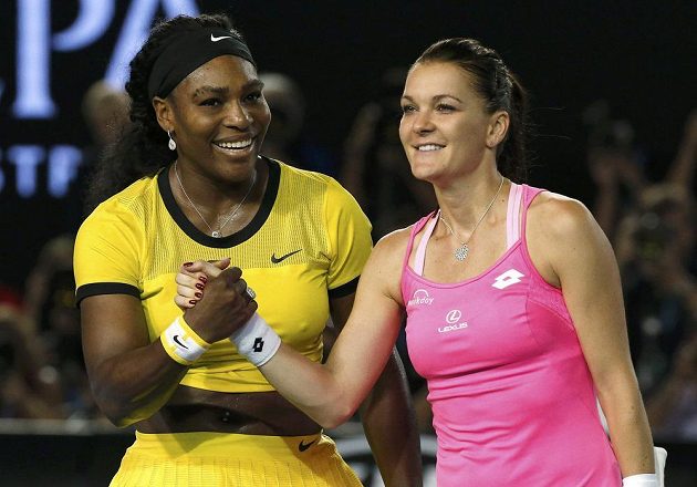 Americká tenistka Serena Williamsová (vlevo) si podává ruku s Polkou Agnieszkou Radwaňskou po semifinálovém zápase Australian Open.