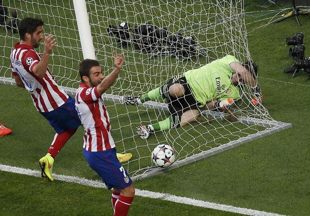 Gólman Realu Iker Casillas (vpravo) i míč jsou v síti. Atlético po hlavičce Diega Godína vedlo ve finále LM 1:0.