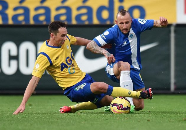 Liberecký záložník Michal Breznaník (vpravo) a teplický obránce Milan Matula během úvodního semifinálového utkání Poháru FAČR.