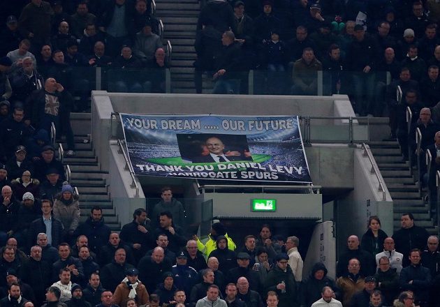 Nadšení fanoušci Tottenhamu Hotspur po výhře nad Crystal Palace na novém stadionu.