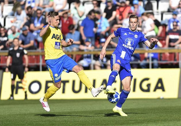 Jan Kuchta z Teplic a Jakub Plšek z Olomouce v akci během utkání 29. kola první fotbalové ligy.