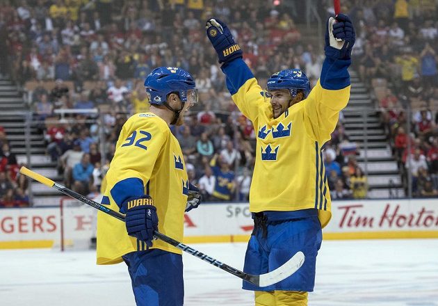 Švédští hokejisté Gabriel Landeskog (92) a Erik Karlsson (65) po úvodní trefě proti Rusku.