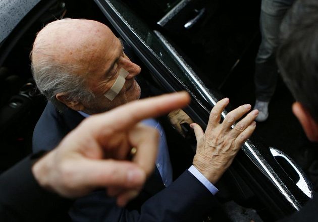 Sepp Blatter v den, kdy mu etická komise FIFA na osm let zakázala činnost ve fotbale.