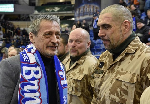 Před začátkem zápasu Brno - Třinec předal domácí klub zástupcům Vojenského fondu solidarity výtěžek z aukce dresů z Hokejových her Brno 2016. Na snímku vlevo je ministr obrany Martin Stropnický.