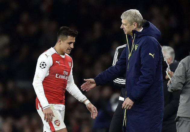 Alexis Sánchez z Arsenalu jde ze hřiště v odvetném osmifinále Ligy mistrů s Bayernem Mnichov, za výkon mu děkuje trenér Arséne Wenger. Arsenal doma utrpěl další debakl.
