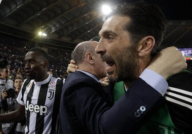 Legendární brankář Juventusu Gianluigi Buffon (vpravo) a jeho radost po zisku titulu. Juventus ovládl italskou ligu po sedmé v řadě.