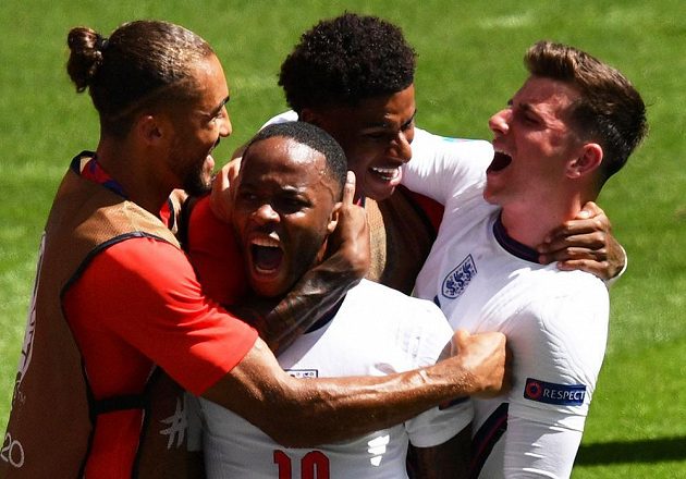 Anglická radost ve Wembley. Raheem Sterling slaví se spoluhráči gól do sítě Chorvatska.