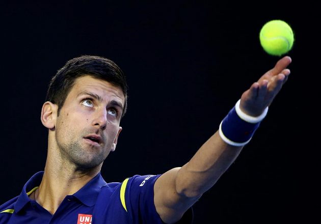 Srbský tenista Novak Djokovič servíruje ve finále mužské dvouhry na Australian Open.
