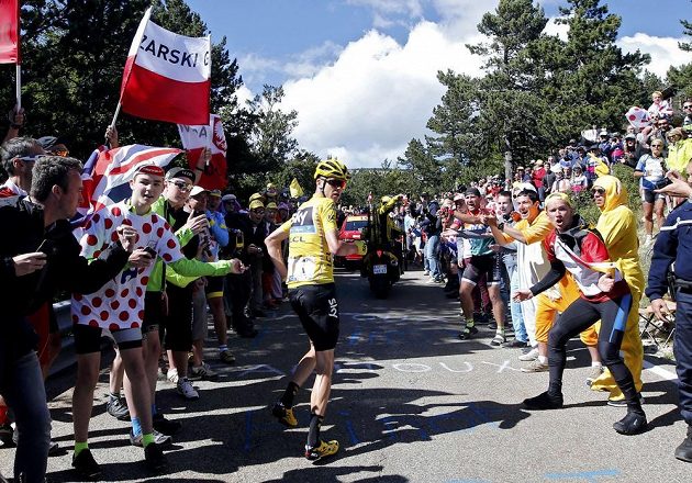 Kde mám náhradní kolo? Brit Chris Froome netrpělivě vyhlíží doprovodné vozidlo svého týmu.
