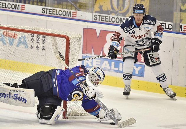 Brankář Zlína Marek Čiliak a Tomáš Guman z Vítkovic v akci během extraligového utkání.