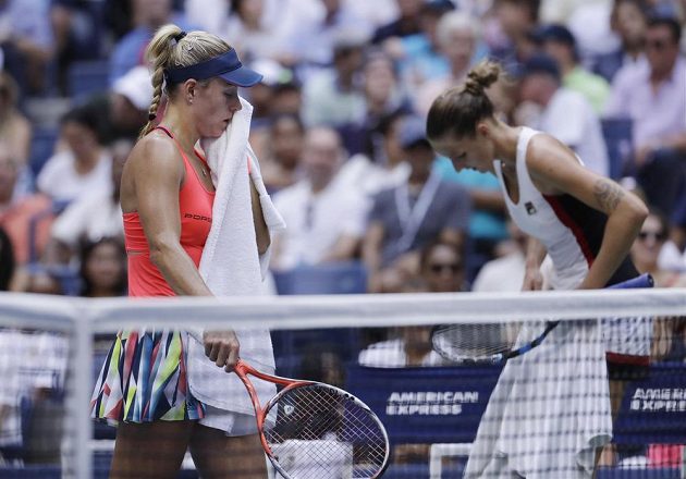 Vyčerpávající drama ve vedru. Angelique Kerberová (vlevo) z Německa a Karolína Plíšková ve finále US Open.