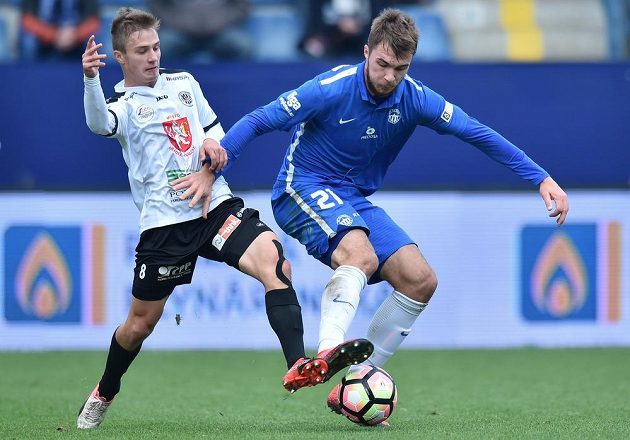 Liberecký útočník Nikolaj Komličenko (vpravo) a Adam Vlkanova z Hradce Králové v zápase 11. kola ePojisteni.cz ligy.