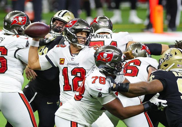 Hvězdnému quarterbackovi Tomovi Bradymu první zápas za Tampu Bay Buccaneers nevyšel.