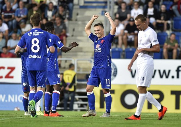 Stanislav Tecl (uprostřed) se raduje se spoluhráči ze Slavie ze třetího gólu proti Slovácku.