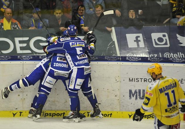 Hokejisté Komety Brno slaví gól na ledě Zlína ve třetím čtvrtfinálovém zápase play off extraligy.