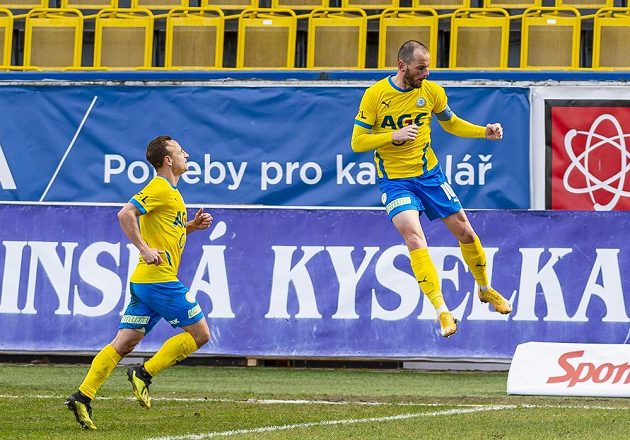 Zleva Alois Hyčka z Teplic a Pavel Moulis z Teplic, který se raduje z druhého gólu z penalty.