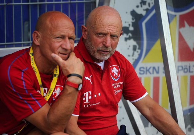 Zamyšlený trenér české reprezentace Karel Jarolím (vpravo) a jeho asistent Boris Kočí.