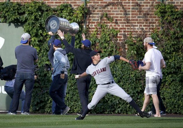 Zástupci týmu Chicago Blackhawks ukazují divákům na stadiónu Wrigley Field během předzápasového rozcvičení hráčů prestižní Stanley Cup.
