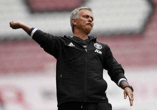 José Mourinho intenzivně prožíval zápasovou premiéru na lavičce Manchesteru United na hřišti Wiganu.