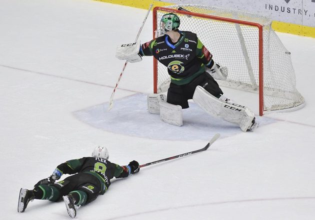 Vítězný gól Třince v prodloužení. Zleva Jakub Flek z a brankář Jan Bednář z Karlových Varů.