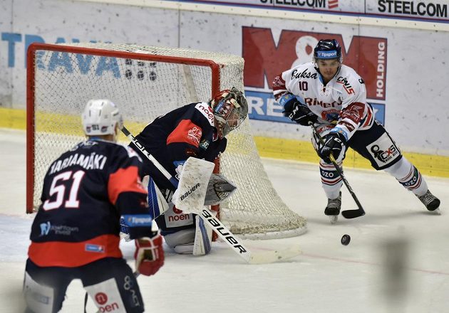 Vítkovický hokejista Josef Baláž najíždí před branku Chomutova, tu hájí Justin Peters.