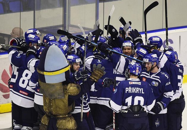Hokejisté Kladna se radují z vítězství v utkání s Jihlavou v semifinále play off první ligy.