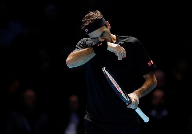 Roger Federer při semifinále Turnaje mistrů. Je to dřina. 