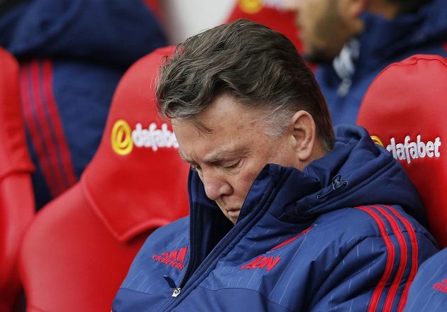 Zasmušilý trenér Manchesteru United Louis van Gaal během zápasu Premier League proti Sunderlandu.