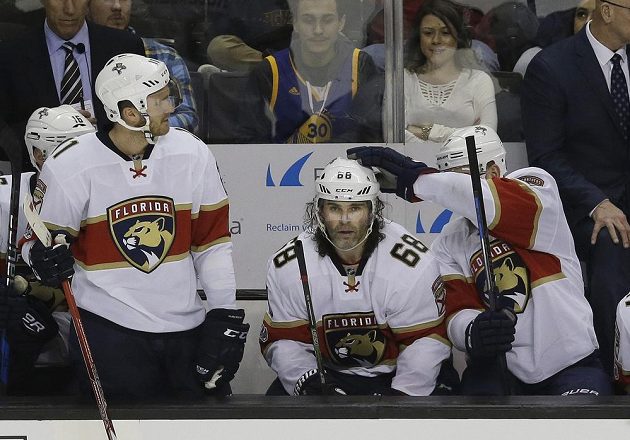 Jaromír Jágr (68) se spoluhráči poté, co v utkání v San Jose zaznamenal 1900. bod v NHL. Vpravo Colton Sceviour, vlevo Jonathan Huberdeau.