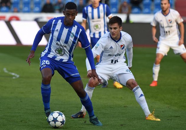 Zleva Golgol Mebrahtu z Mladé Boleslavi v souboji s Jakubem Pokorným z Baníku Ostrava v utkání 13. kola HET ligy.