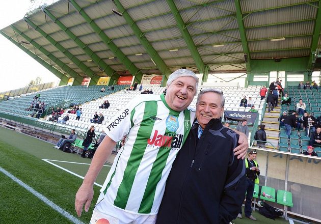 Karol Dobiáš (vlevo) a ředitel Bohemians 1905 Ladislav Valášek během fotbalového Memoriálu Lukáše Přibyla.