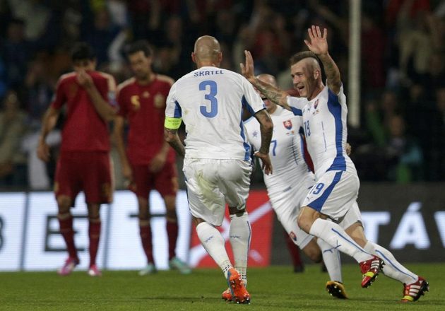 Juraj Kucka (vpravo) se raduje se spoluhráči ze Slovenska z branky, kterou vstřelil Španělsku.