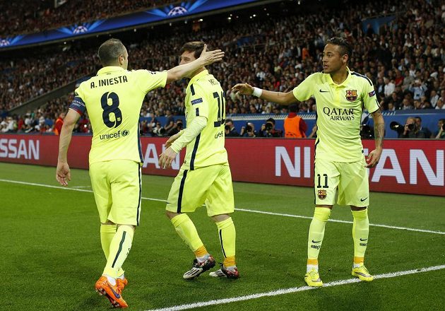 Fotbalisté Barcelony Neymar (vpravo), Andrés Iniesta (vpravo) a Lionel Messi se radují z gólu, který vstřelil prvně jmenovaný do sítě PSG.