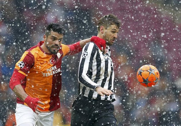 Vpravo útočník Staré dámy Fernando Llorente a Gokhan Zan z Galatasaraye Istanbul.