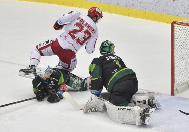 Zleva Martin Rohan z Karlových Varů, Jiří Polanský (právě střílí první gól) z Třince a brankář Karlových Varů Jan Bednář.