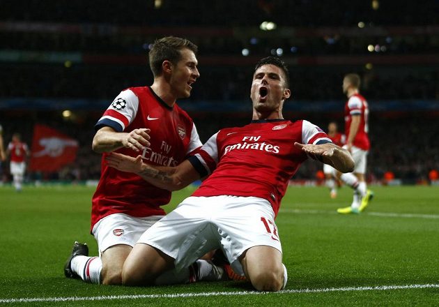 Olivier Giroud (vpravo) slaví svoji vyrovnávací trefu v duelu s Dortmundem. Blahopřeje mu spoluhráč z Arsenalu Aaron Ramsey.