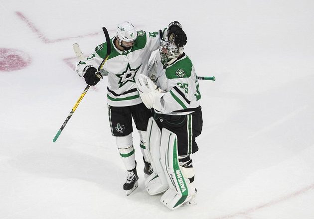 Hvězdy Dallasu Stars Alexander Radulov (47) a brankář Anton Chudobin (35) slaví po výhře nad Vegas Golden Knights.