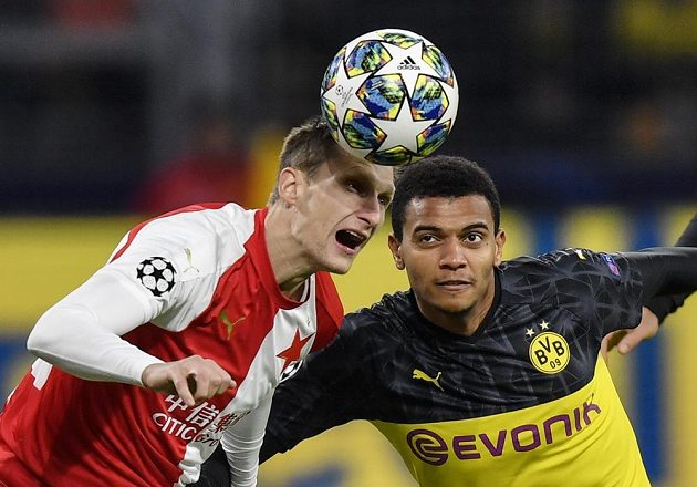 Kapitán Slavie Milan Škoda (vlevo) v hlavičkovém souboji s Manuelem Akanjim z Dortmundu.