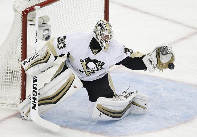 Hrdina Pittsburghu v šestém finále Východní konference Matt Murray při zákroku proti střele Tampy.