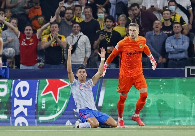 Fotbalista Manchesteru United Cristiano Ronaldo (vlevo) se v zápase Ligy mistrů s Young Boys dožaduje odpískání penalty.